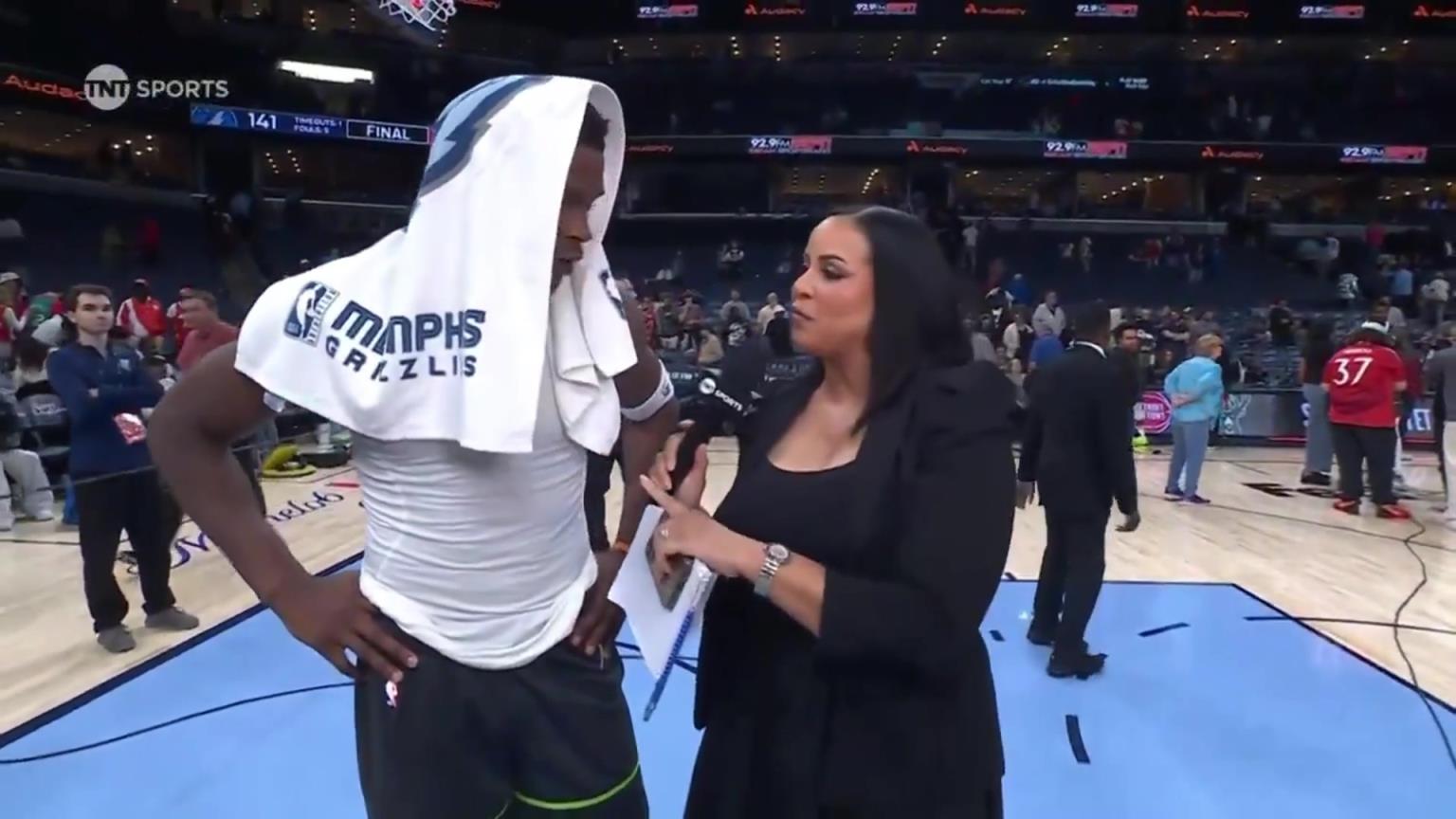 華子賽后接受一位豐滿女記者的采訪！