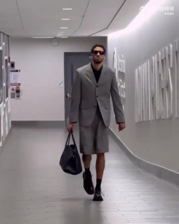 時尚潮男！哈利今日一身灰西裝短褲墨鏡搭配入場 腿真細！