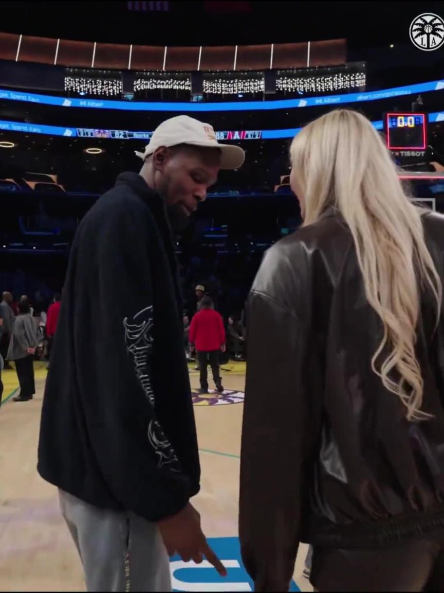 小帥這氣質(zhì)！杜蘭特與庫里教妹布林克擁抱，眼睛好像一直偷瞟布林克大長腿