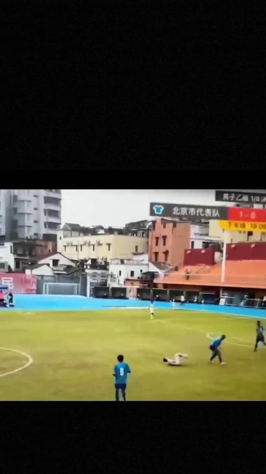 太可怕了！全運會驚現(xiàn)殺人足球，球員將對手直接踢骨折