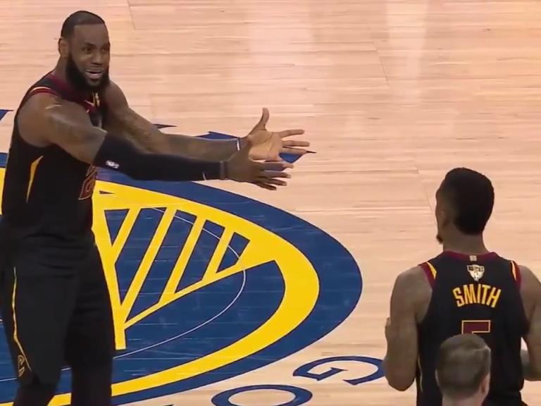 名場面！JR搶下關(guān)鍵籃板沒看表，老詹質(zhì)問JR為何傳球