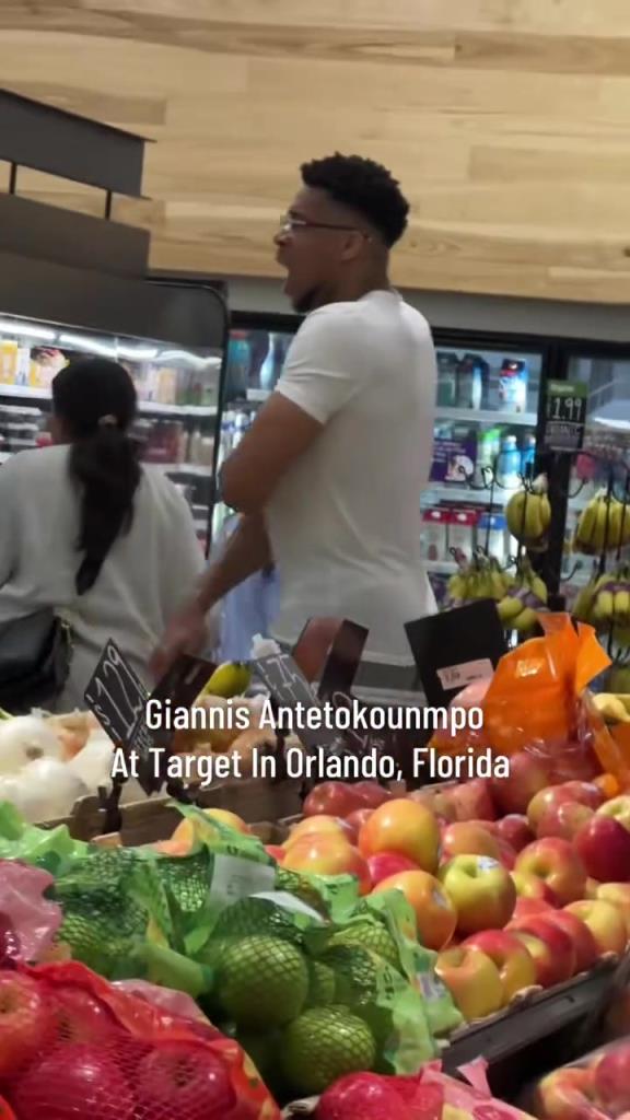 好男人啊！字母哥在奧蘭多度假 陪妻子一起逛超市