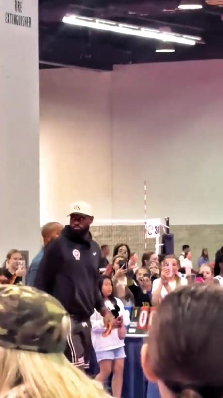 什么是巨星??！詹姆斯現(xiàn)身排球場被小球迷包圍 這就是行走的流量