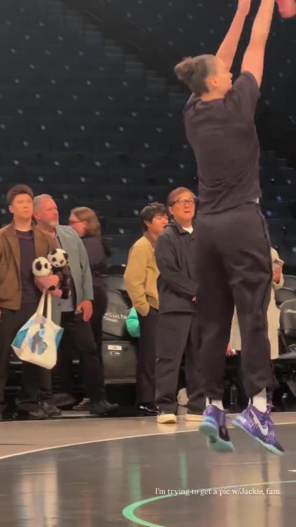 71歲成龍現(xiàn)身巴克萊中心看女籃比賽：她們投籃怎么那么準?。?！