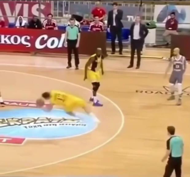 下地真快！搶斷這哥們兒多少是有點門將基礎(chǔ)