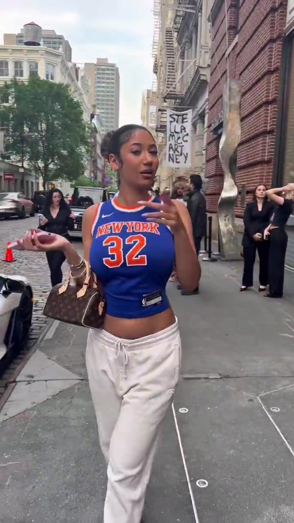 哇塞！一豐滿尼克斯女球迷身穿唐斯球衣，真是太吸引眼球了