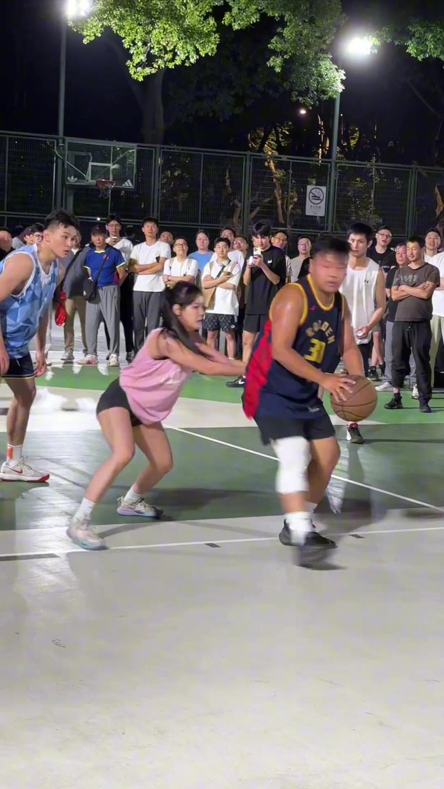 這哥們看見(jiàn)防自己的是女生，一個(gè)勁背打，球也不傳了