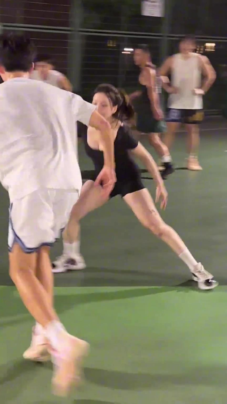 小姐姐防得真兇！瘦點(diǎn)的男生都拿她沒(méi)辦法